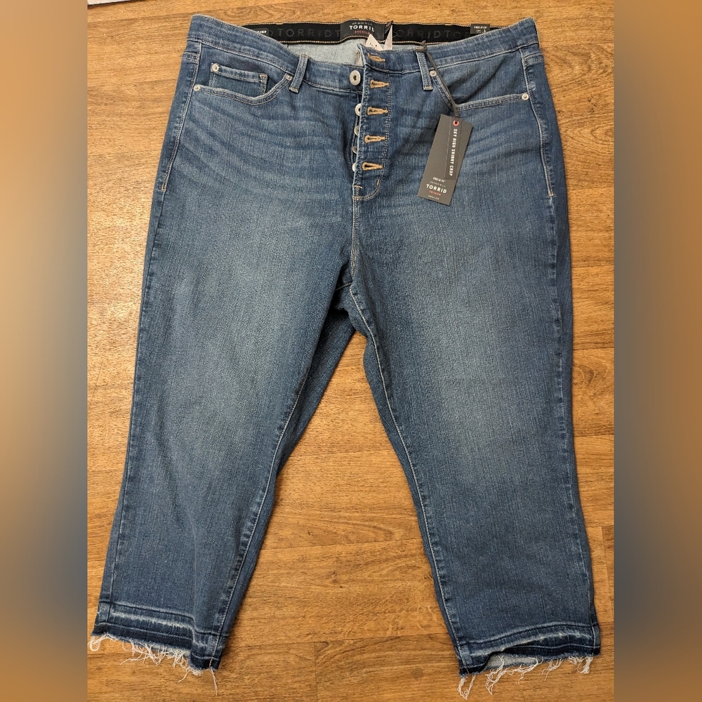 Torrid NWT Bermuda denim shorts (Sky high skinny crop style) Size 24